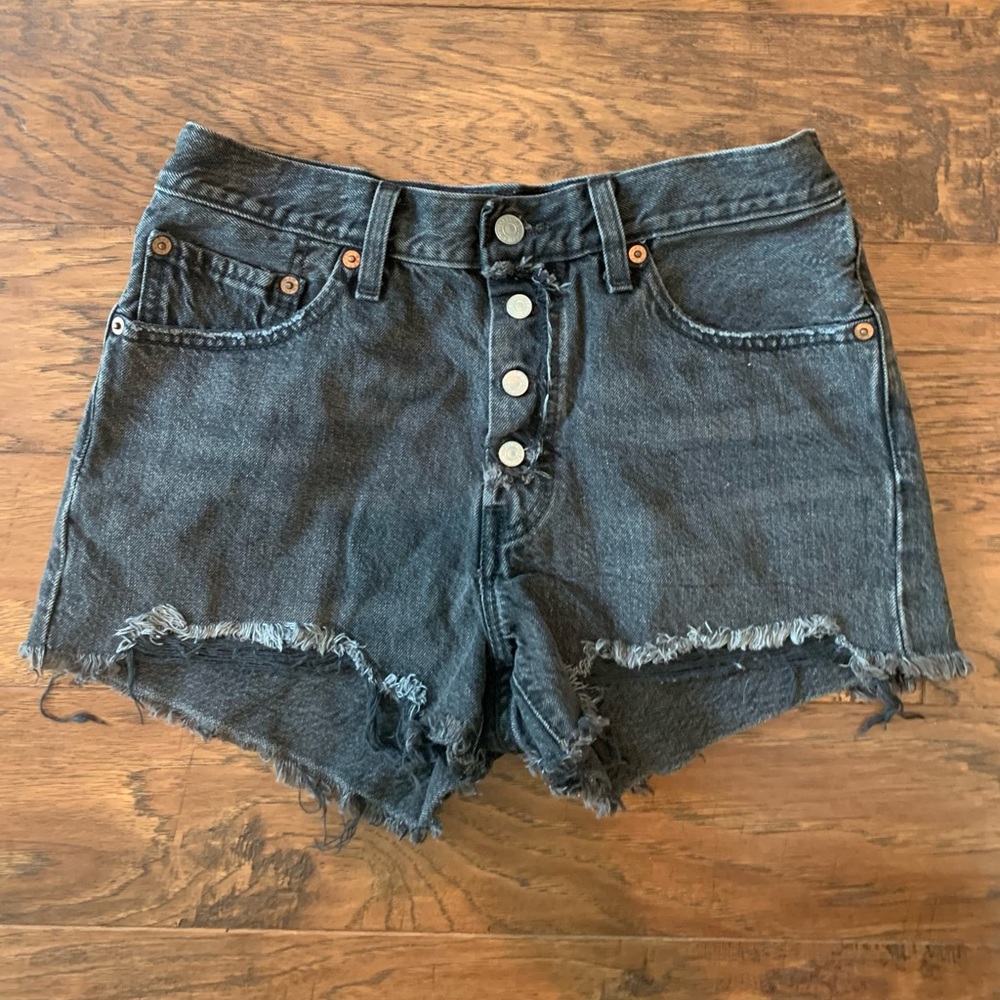 LEVIS DENIM SHORTS. WAIST 27.